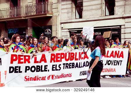 Barcelona, Spain - October 18, 2019: A Crowd Of People Walking At Via Laietana During Protests In Ca