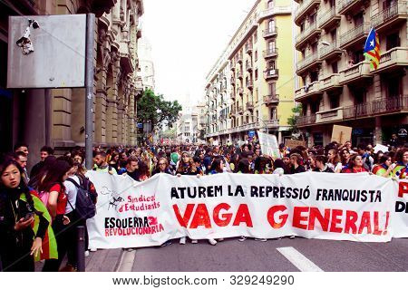 Barcelona, Spain - October 18, 2019: A Crowd Of People Walking At Via Laietana During Protests In Ca