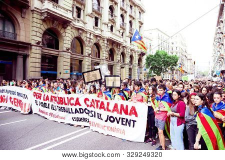 Barcelona, Spain - October 18, 2019: A Crowd Of People Walking At Via Laietana During Protests In Ca