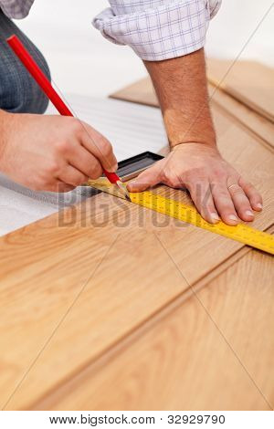 Měření laminátové podlahy prkna