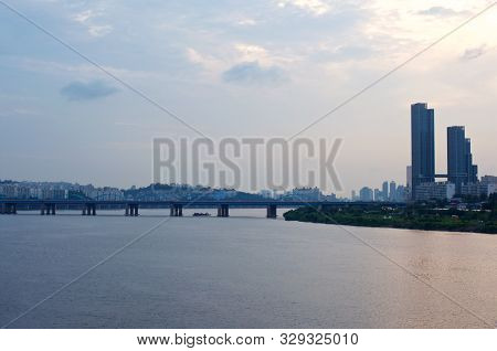 Hang River In Seoul In The Evening
