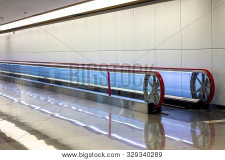 Moving Horizontal Walkway Escalator (travelator/sidewalk) In International Airport Ternimal.