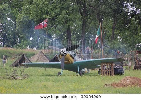KIOVA, Ukraina-huhtikuu: Red Star historia club. Saksan armeijan lentokone Bf-109 (replikan) aikana hist