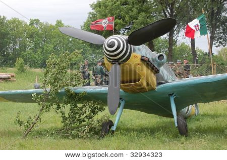 KIOVA, Ukraina-huhtikuu: Red Star historia club. Saksan armeijan lentokone Bf-109 (replikan) aikana hist
