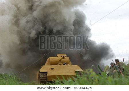 Kyjev, Ukrajina-květen 13:Red Star Historie klubu.Německý tank (replika) během Historická rekonstrukce w