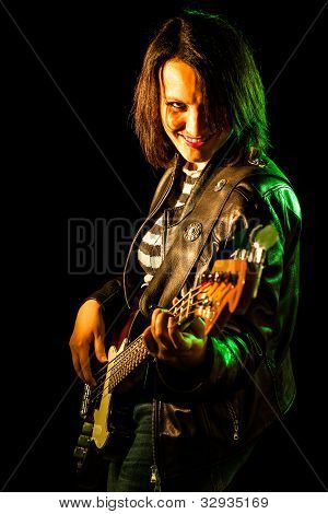 Frau spielte bass