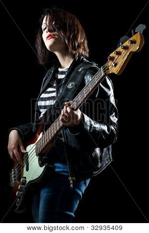 Frau spielte bass