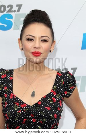 LOS ANGELES - 12. května: Janela Parrish. přijíždí na koncertě 