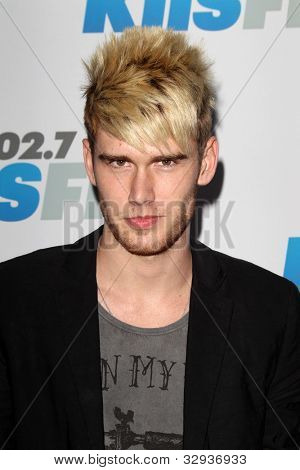 LOS ANGELES - 12. května: Colton Dixon. přijíždí na koncertě 