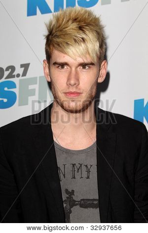 LOS ANGELES - 12. května: Colton Dixon. přijíždí na koncertě 