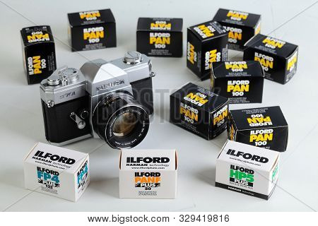 The Old Japan 35 Mm Film Camera Fujica St-701 With 50 Mm Lenses, Released 70s, With Film Packings Lf