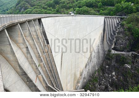 Contra gát Verzasca-völgyben, Svájc