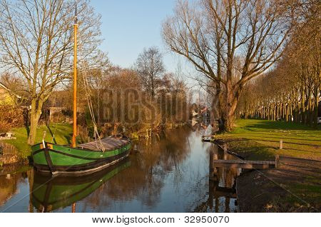 ein Lastkahn Reed in den Kanal des niederlÃ¤ndischen Dorfes drimmelen