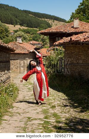 Bulgarsk folklore i nationaldragt i den traditionelle landsby Jeravna