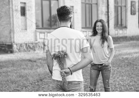 Golden Rules Perfect Date. Simple Happiness. Romantic Date Idea. Guy Prepared Surprise Bouquet For G
