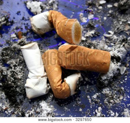 Cigarety v špinavý popelník