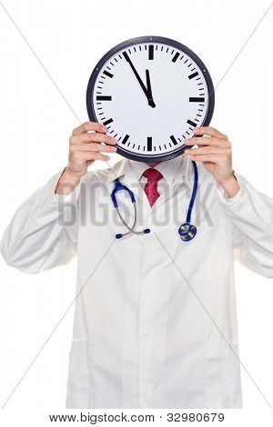 un medico in testa prima di orologio con lo stress. lavoro in kranklenhaus.