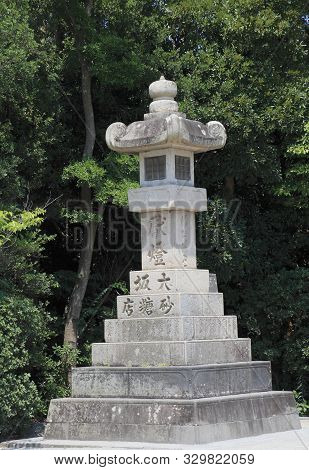 Kamakura, Japan - August 5, 2015: Historic Temple Light Stand On August 5, 2015 In Kamakura, Japan. 