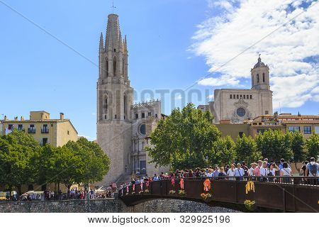 Girona, Spain - May 14, 2017: This Is The Sant Feliu Bridge Sant Feliu Over The Onyar River, The Bas