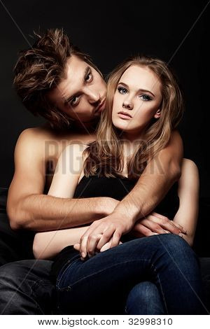 Toma de gente joven apasionada en el amor.