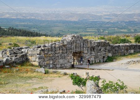Pamukkale, Hierapolis, Turkey - May 22, 2019: Tour Groups On The Ruins Of Hierapolis. Tourists Are S