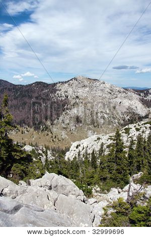 Vista verticale dall'alto della montagna