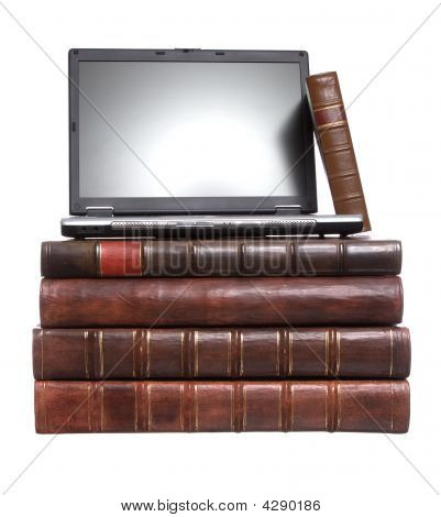 Alte Leder gebundenen Büchern mit einem Laptop