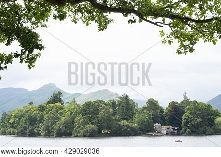 Keswick, English Lake District, U.k. 28 July, 2021. Beautiful View Of The Lake, Boats And Geese. Pop