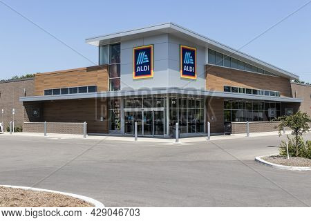 Muncie - Circa August 2021: Aldi Discount Supermarket. Aldi Sells A Range Of Grocery Items, Includin