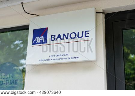 Toulouse , Occitanie France  - 06 25 2021 : Axa Banque Logo Brand And Text Sign Front Of Facade Agen