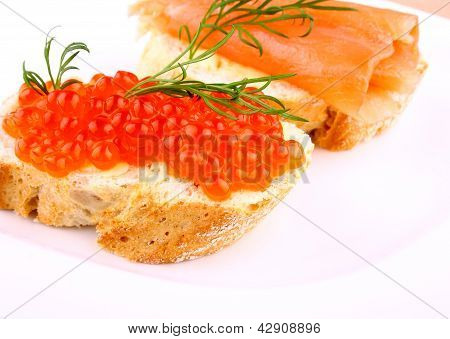 Kaviar-Brot belegt mit Keta Lachs Eier
