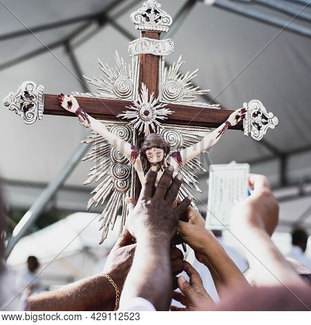 Faithful Touching Christ Crucified To Obtain Graces.