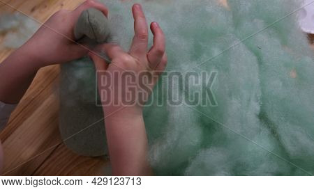 Toddler Hands Stuffing Cotton Inside Felt Toy. Green Cotton Sintepon Hollow Pp Cotton Filling Materi