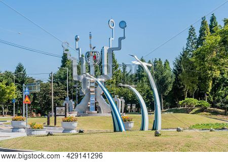 Yesan-gun, South Korea; July 30, 2021: Chrome Plated Steel Abstract Art Structure At Entrance To Pub