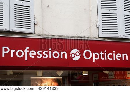 Bordeaux , Aquitaine France - 07 30 2021 : Profession Opticien Logo Optical And Text Sign Of French 