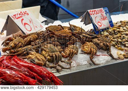 Cadiz, Spain - Nov 16, 2019: Shopping In Cadiz Downtown Market, Mercado Central De Abastos. Cadiz, A