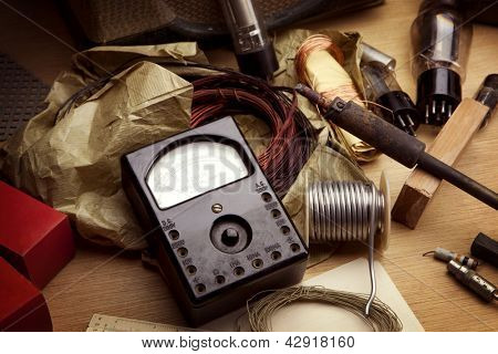Electrónica vintage. Medidor vintage y equipos de soldadura etc.. Escritorio de un retro de los años 60-197
