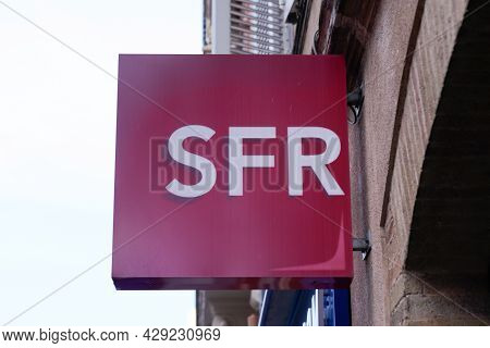 Bordeaux , Aquitaine France - 07 30 2021 : Sfr Logo Sign And Text On Store French Phone Operator Red