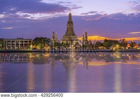 Twilight View Of Wat Arun Ratchawararam Temple. Beautiful Sunset At Chao Phraya River, Landmark Thai