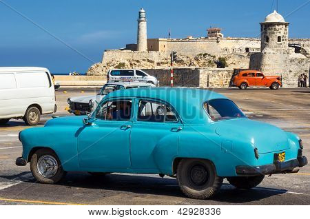 HAVANA-luty 21:Old Buick z latarni morskiej El Morro w tle lutego 21,2013 w H
