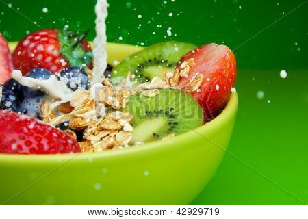 Aggiunta di latte al Muesli con frutta colazione