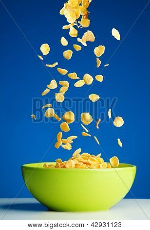 Flocos de milho caindo na Taça para pequeno-almoço
