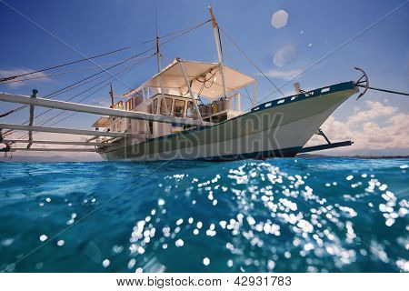 Filipínský Outrigger připraven k navigaci