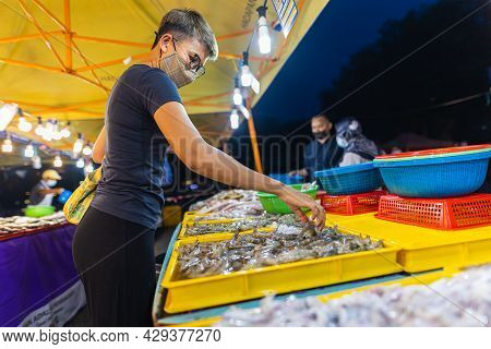 Putrajaya, Malaysia - October 09, 2020: Street Food Night Market At  Putrajaya, Near Kuala Lumpur. Y