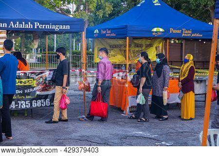 Kuala Lumpur, Malaysia - October 16, 2020: People Queuing For A Street Food Stand In A Street Market