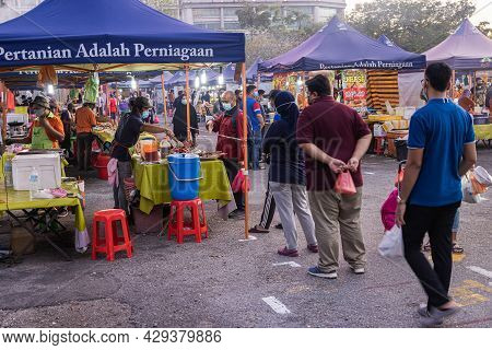 Kuala Lumpur, Malaysia - October 16, 2020: People Queuing For A Street Food Stand In A Street Market