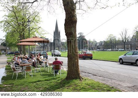 People Enjoying A Drink Outside The Fleece Pub Restaurant By Church Green In Witney, Oxfordshire In 