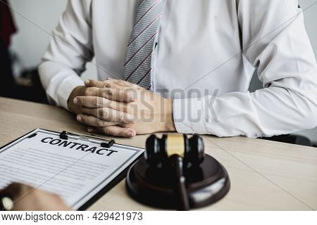 Clients Consult Lawyers About Fraud Cases From Business Partners Who Open Companies Together, Litiga