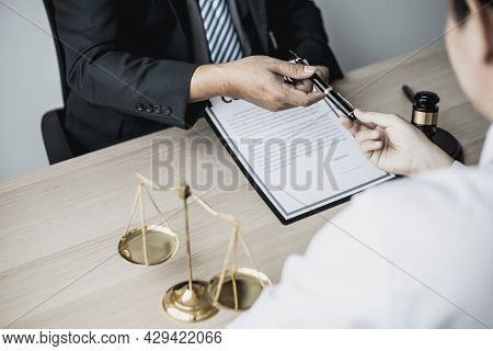 Attorney Gives The Client A Pen To Sign A Contract Admitting Fraud, Lawyer Admits A Fraud Case In Wh
