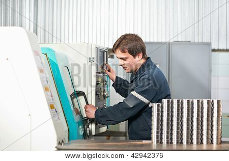 Maschinentechniker in der Nähe von Cnc Fräszentrum Maschine Werkzeug-Workshop